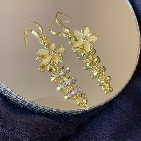 🌟2/$20🌟 Opal Flower Drop Earrings - Picture 2 of 4